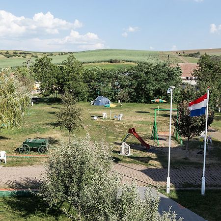 Pensiunea Poarta Oilor Gîrbova Exterior foto
