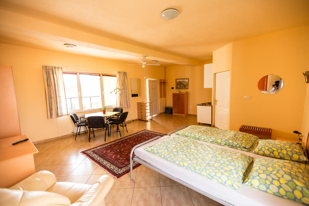 Pensiunea Poarta Oilor Gîrbova Habitación foto