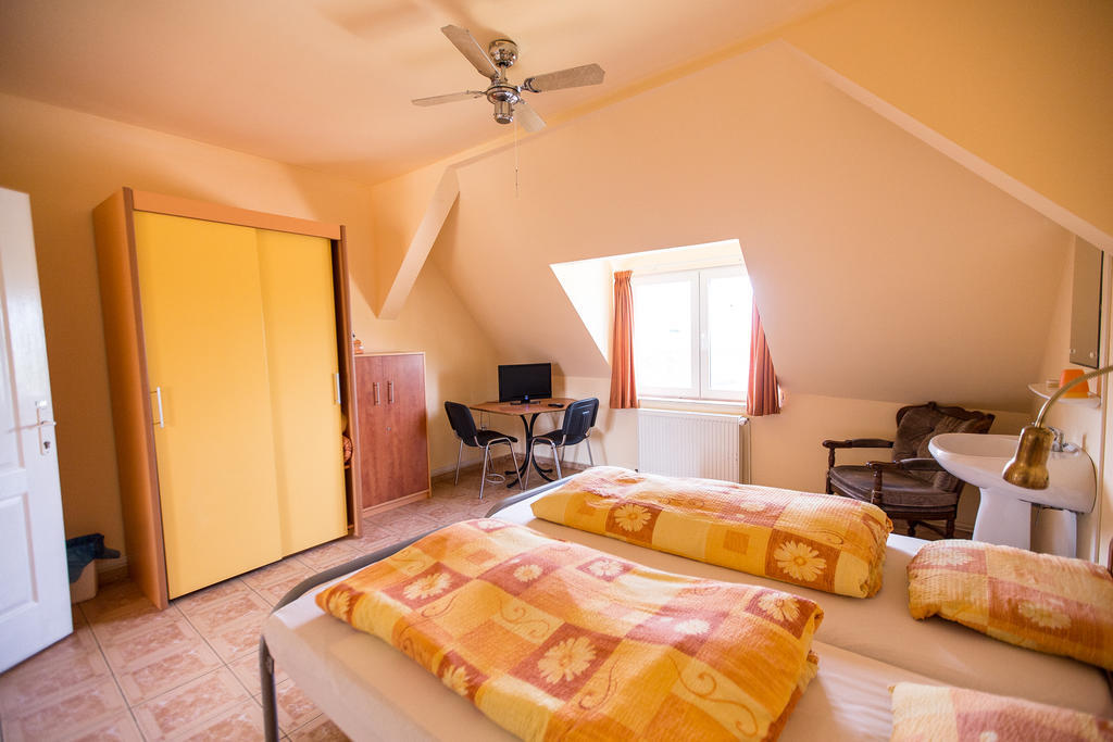 Pensiunea Poarta Oilor Gîrbova Habitación foto