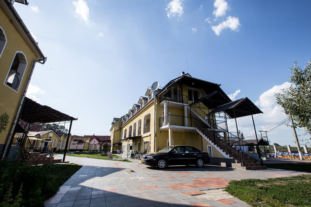 Pensiunea Poarta Oilor Gîrbova Exterior foto