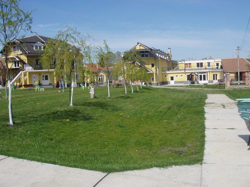 Pensiunea Poarta Oilor Gîrbova Exterior foto